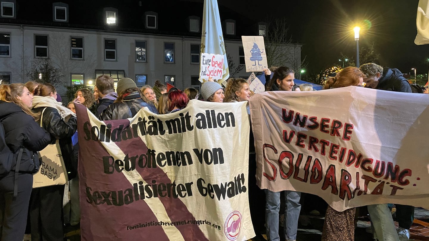 Vor der Arena in Trier haben Demonstranten gegen das Konzert des Sängers Till Lindemann demonstriert. (Foto: SWR)