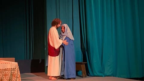 Adriana Röhles (rechts) verabschiedet sich als Maria schluchzend von ihrem todgeweihten Sohn Jesus. (Foto: SWR, Anna-Carina Blessmann)
