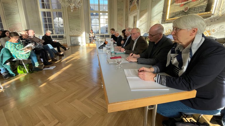 Die Aufarbeitungskommission zum Missbrauch im Bistum Trier hat ihren zweiten Zwischenbericht vorgelegt. Sie beleuchtet darin auch die Rolle des früheren Bischofs Spital. (Foto: SWR)