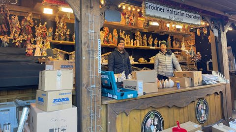 Der Stand mit den Holzschnitzereien aus Südtirol steht auch in diesem Jahr wieder auf dem Weihnachtsmarkt in Trier. (Foto: SWR)