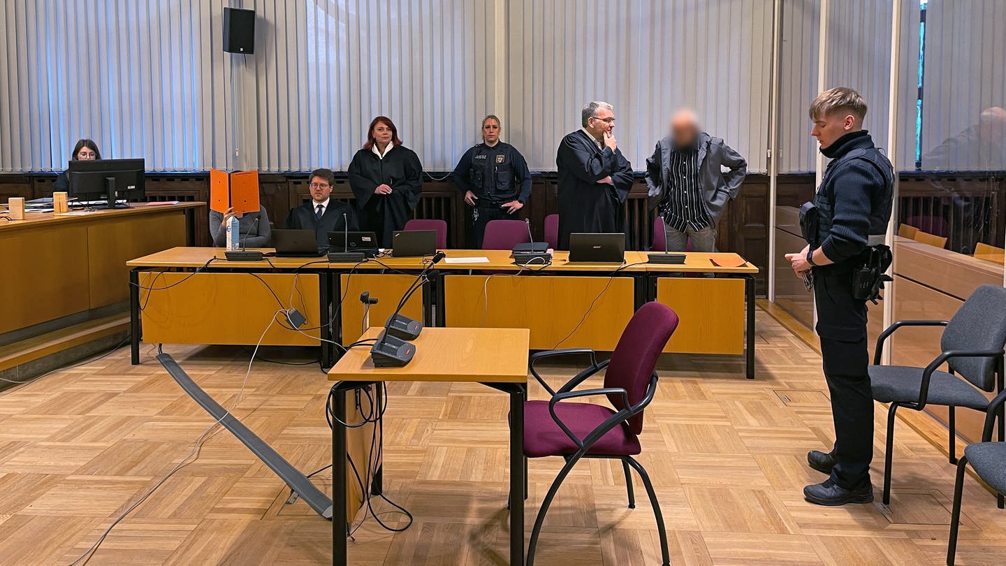 Angeklagte im Gerichtssaal in Koblenz beim Prozess wegen des Vorurfs der Unterstützung einer terroristischen Vereinigung. (Foto: SWR)