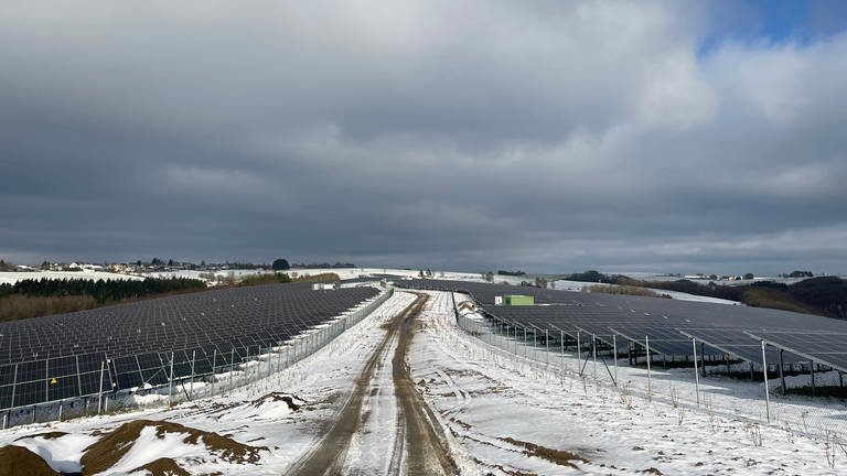 Rund um Mettendorf in der Südeifel entstehen derzeit elf Solaranlagen. Es wird zusammengenommen das größte Solarkraftwerk in Rheinland-Pfalz. (Foto: SWR, Christian Altmayer)