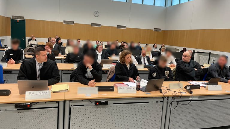 Ab heute müssen sich eine Frau und zehn Männer vor dem Landgericht Trier verantworten.  (Foto: SWR)