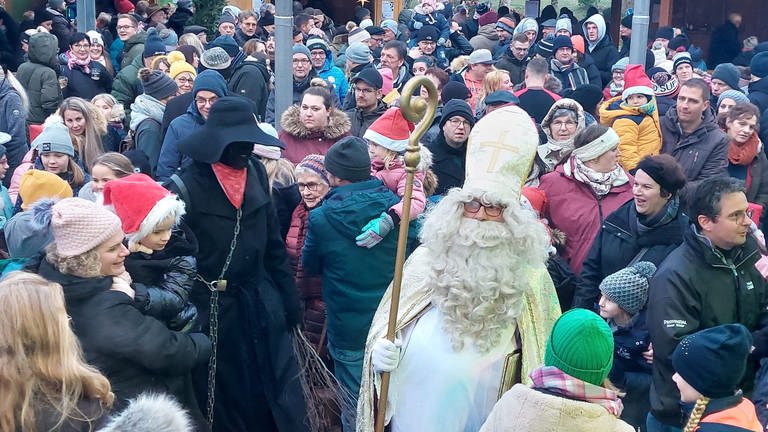 Der Nikolaus wird zur Freude der Kinder auch dieses Jahr wieder zum Arzfelder Winterzauber kommen. (Foto: Musikverein Arzfeld/Lena Peifer)