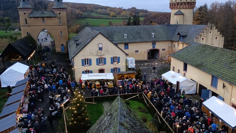 Zwölf Weihnachtshäuschen laden dieses Jahr im Hof der Burg Heid in Schillingen zum Nikolausmarkt ein.