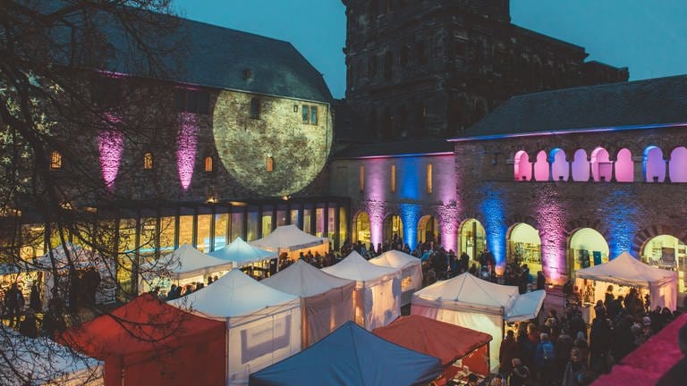 Der Sterntaler Weihnachtsmarkt im Brunnenhof in Trier macht als erster der kleinen Weihnachtsmärkte in der Region schon am 30. November auf.