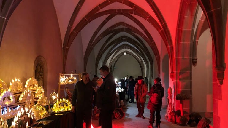 Der beleuchtete Kreuzgang des ehemaligen Kloster Himmerod sorgt für eine romantische Atmosphäre für 50 Stände beim Himmeroder Adventszauber. (Foto: Michael Moll)