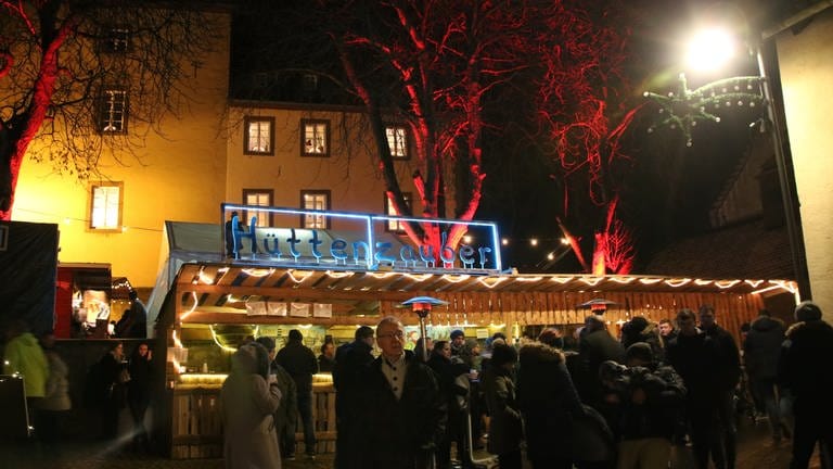 Der Weihnachtsmarkt in Dudeldorf verteilt sich über mehrere kleine Straßen und Gassen rund um zwei mittelalterliche Stadttore im alten Ortskern.