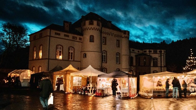 Vieles von Gehäkeltem aus der Region bis zu Schmuck aus Paris wird auf dem Weihnachtsmarkt in Schloss Kewenig in Körperich am zweiten Adventswochenende verkauft.