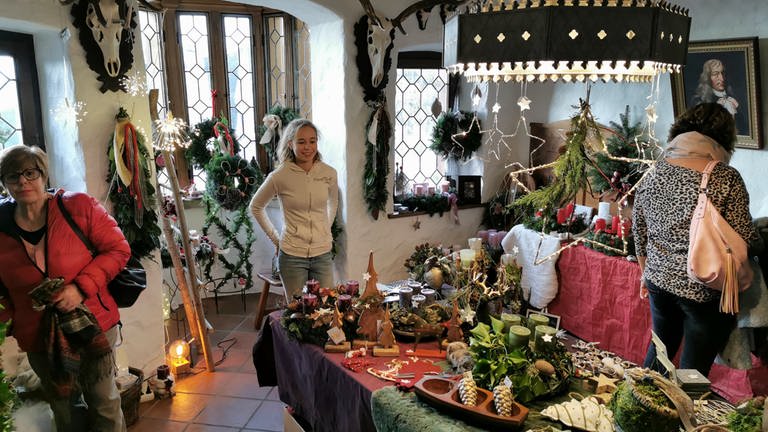 Nur Weihnachtliches wird beim Romantischen Weihnachtsmarkt auf Schloss Oberstein verkauft.