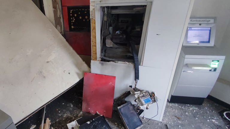 Unbekannte haben in Daleiden im Eifelkreis Bitburg-Prüm einen Geldautomat gesprengt. (Foto: Steil TV)