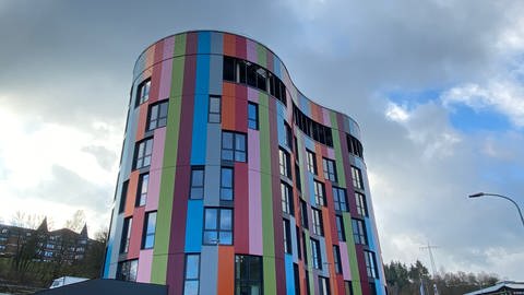 Das bunte Gebäude der Junior Uni in Daun mit seinen acht Stockwerken wird am 8. Dezember eröffnet. Der erste Kurs startet im Januar. (Foto: SWR, Anna-Carina Blessmann)