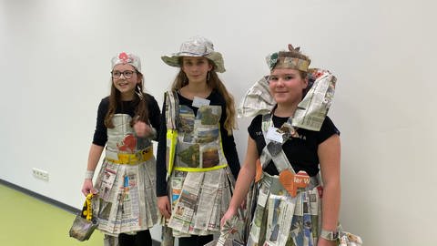 Kinder lernen an der Junior Uni in Daun, wie man Mode aus Papier herstellt. Im Fachbereich Geistes-, Kultur- und Gesellschaftswissenschaften. (Foto: SWR, Anna-Carina Blessmann)