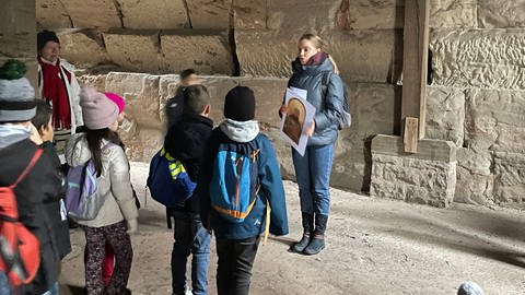 UNESCO-Scout Nele führt eine Grundschulklasse durch die Porta Nigra (Foto: SWR, Astrid Schuler)