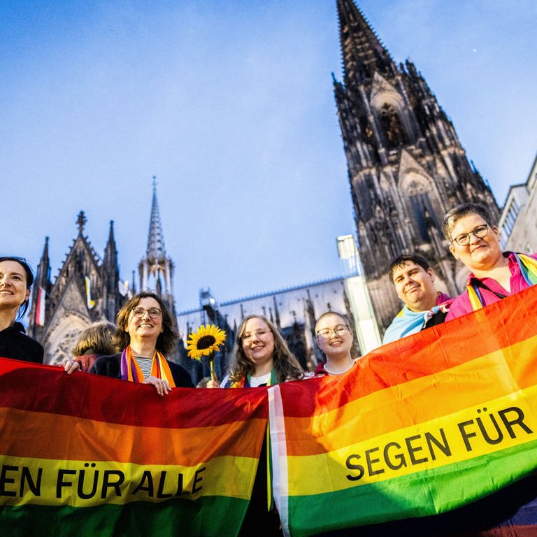 Katholische Kirche erlaubt Segnung für homosexuelle Paare. Noch im September hatten Seelsorger vor dem Kölner Dom einen Segnungsgottesdienst als Zeichen gefeiert. Als Zeichen gegen Ausgrenzung.