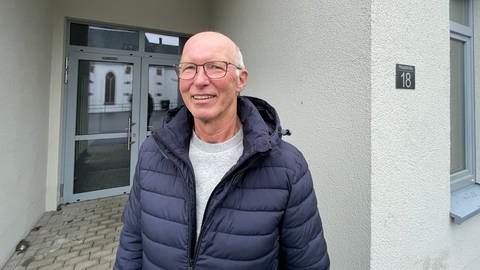 Deudesfelds Bürgermeister Otmar Eckstein will sich die Sorgen der Bürger anhören und nun öfter bei der Asylbewerberunterkunft vorbeischauen. (Foto: SWR, Christian Altmayer)