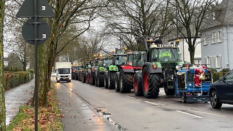 Landwirte und Winzer blockieren mit ihren Traktoren Straßen in Trier. Die demonstrieren gegen die Sparpläne der Bundesregierung, die Vergünstigungen in der Landwirtschaft streichen will. (Foto: SWR, Jan Teuwsen)