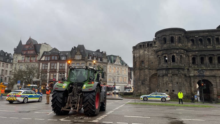 Die Kundgebung von Landwirten und Winzern in Trier - hier vor der Porta Nigra - wurde teils von der Polizei eskortiert. (Foto: SWR)