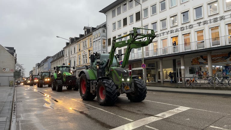 In der Trierer Paulinstraße legten die Traktoren teils den Verkehr lahm. (Foto: SWR)