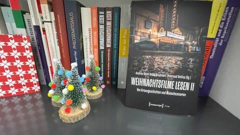Unter dem Titel "Weihnachtsfilme lesen" schreiben Andrea Geier und ihre Kolleginnen Bücher über das Genre. (Foto: SWR, Christian Altmayer)