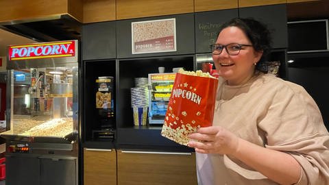 Josefine Kraft freut sich über viele verkaufte Tickets und Popcorntüten über die Feiertage. (Foto: SWR, Christian Altmayer)