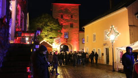Der Weihnachtsmarkt in Dudeldorf findet nicht an einem zentralen Ort, sondern in mehreren Straßen - auch in den Kellern und Scheunen der Anwohner - statt.