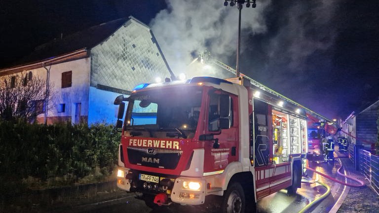 In Züsch im Hunsrück stand eine Scheune in Flammen. Sie grenzte direkt an ein Wohnhaus, die Feuerwehr konnte ein Übergreifen des Feuers jedoch verhindern.  (Foto: Florian Blaes )
