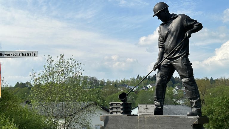 Die tonnenschwere Statue eines Eisengießers wurde am letzten Arbeitstag bei Vulcast gegossen und steht jetzt in Jünkerath. (Foto: Prof. Schmidt)