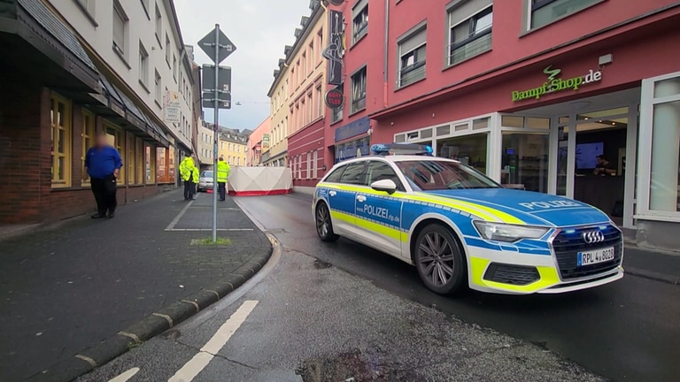 Polizisten an einem Einsatzort in Trier. Ein Mann war während eines Familienstreits aus dem Fenster gestürzt und starb später an seinen Verletzungen. Der Sohn ist wegen Totschlags angeklagt.