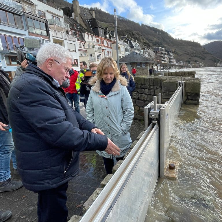 Zells Stadtbürgermeister Hans-Peter Döpgen (FWG) zeigt Umweltministerin Kartin Eder (Die Grünen), wie die Hochwasserlage vor Ort ist. (Foto: SWR, Sebastian Grauer)
