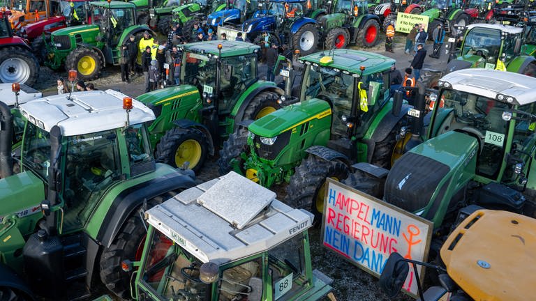 Hunderte Landwirte aus der gesamten Region haben für Montag eine Demonstration in Trier angemeldet. Es ist mit erheblichen Behinderungen im Berufsverkehr zu rechnen.  (Foto: picture-alliance / Reportdienste, picture alliance/dpa | Stefan Puchner)