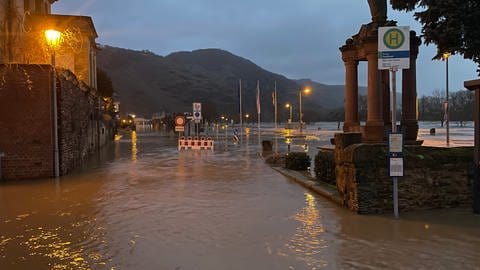 In Ürzig an der Mosel ist die Uferstraße überflutet. (Foto: SWR, Sebastian Grauer)