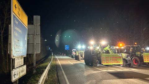 Bein den Bauerndemos in der Region Trier werden auch zahlreiche Autobahnauffahrten von den Landwirten blockiert (Foto: SWR, Andrea Meisberger)