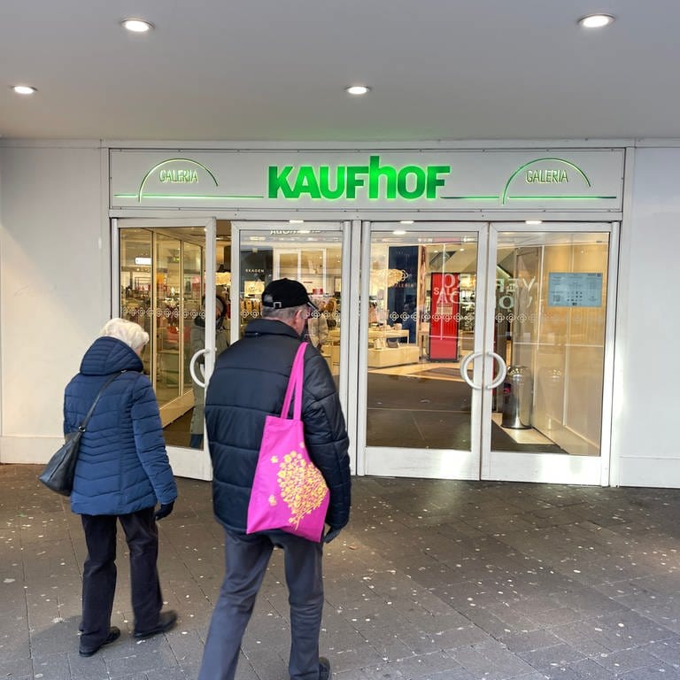 Kunden vor der Trierer Filiale von Galeria Karstadt Kaufhof