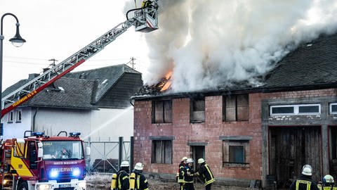 Bei einem Wohnhausbrand in Sensweiler im Hunsrück ist ein Dachstuhl komplett ausgebrannt. Mehrere Feuerwehren waren im Einsatz