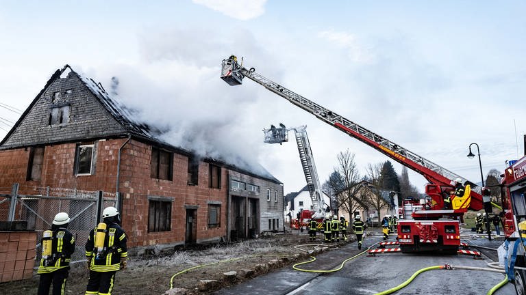 Bei einem Wohnhausbrand in Sensweiler im Hunsrück ist ein Dachstuhl vom Feuer komplett zerstört worden. Mehrere Feuerwehren waren im Einsatz. Die Löscharbeiten wurden von Eis behindert weil das Löschwasser gefroren ist.