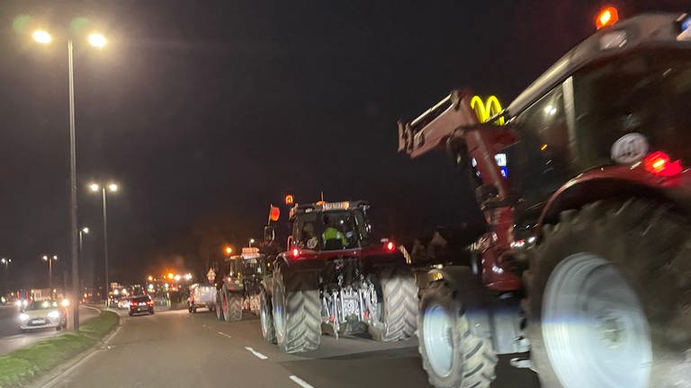Am Freitag kamen die Traktoren über die Konrad-Adenauer-Brücke und fuhren am rechten Moselufer entlang zum Alleenring.  (Foto: SWR)