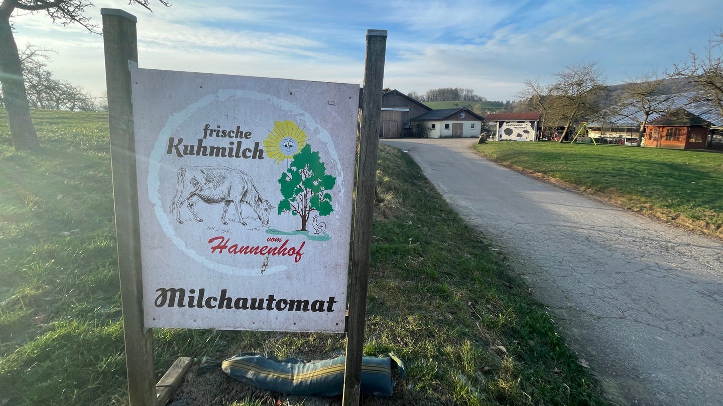 Auf dem Hannenhof bei Wiersdorf gibt es seit sieben Jahren eine Milchtankstelle. (Foto: SWR, Christian Altmayer)