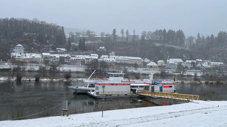 Schnee am Schiffsanleger des Zurlaubener Ufer in Trier