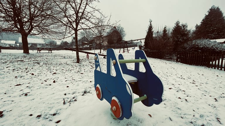 Ein verschneiter Spielplatz in Schmißberg im Hunsrück