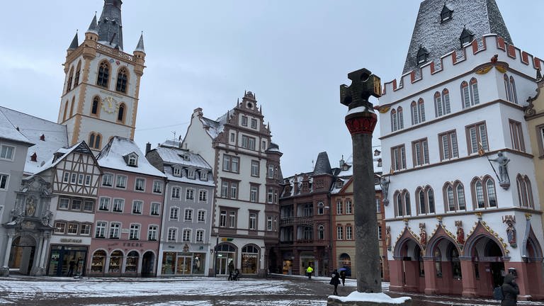 Eine leichte Schneedecke auch auf dem Trierer Hauptmarkt.