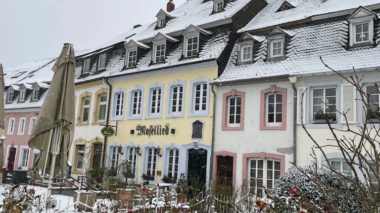 Auch die Gaststätten und Restaurants am Zurlaubener Ufer in Trier sind mit einer Schneeschicht wie Puderzucker bedeckt.