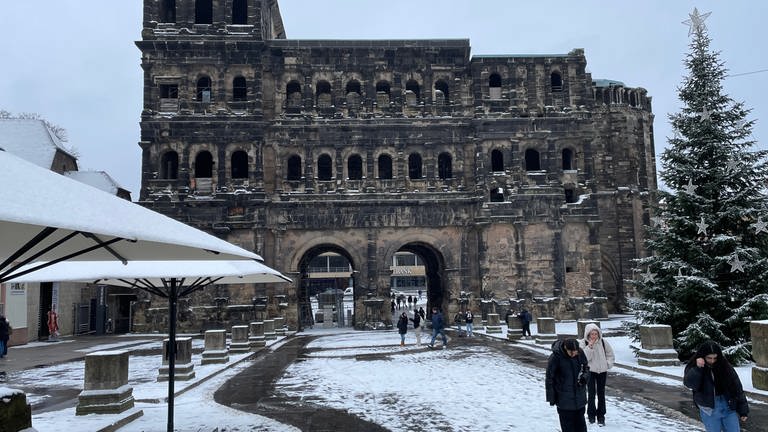 Ein eher seltener Anblick: Eine schneebedeckte Porta Nigra.