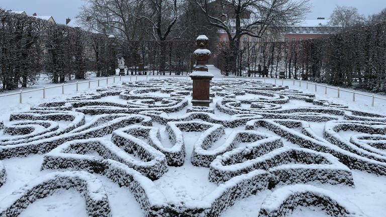 Dieses Beet mitten im Trierer Palastgarten ist schneebedeckt.
