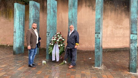 Christian Pfeil mit seinem Neffen Christian Kling vor dem Trierer Mahnmal für Sinti und Roma  (Foto: SWR)