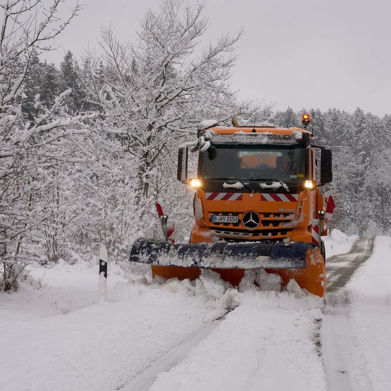 Nach einem Wintereinbruch ist ein Schneepflug in der Eifel unterwegs. Der Deutsche Wetterdienst warnt, dass es weiterhin glatt sein kann.  (Foto: dpa Bildfunk, Thomas Frey)