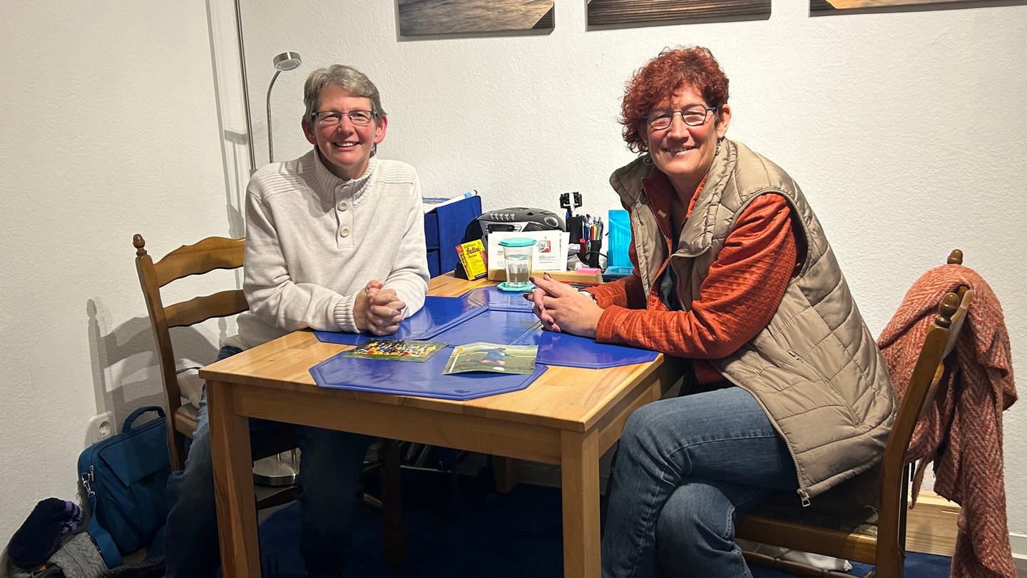 Berufsbetreuerin Angela Krämer (rechts) motiviert Heike Berger, in ein selbstständiges Leben zurückzufinden. (Foto: SWR)