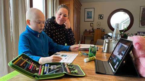 Bela macht Hausaufgaben mit Hilfe seiner Lehrerin und seiner Mutter. (Foto: SWR, Lara Bousch)