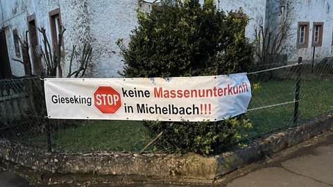 Protest gegen geplante Flüchtlingsunterkunft in Michelbach: Anwohner fühlen sich von Landrätin Julia Gieseking (SPD) belogen und hintergangen. (Foto: SWR)