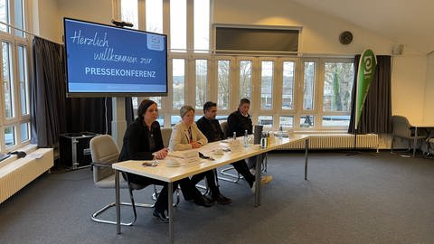 Landrätin Julia Gieseking (zweite von links) bei der Pressekonferenz am Mittwochnachmittag in der Kreisverwaltung mit den Betreibern der geplanten Flüchtlingsunterkunft in Michelbach. (Foto: SWR)